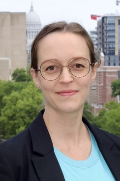 Headshot photo of Nina Varsava.